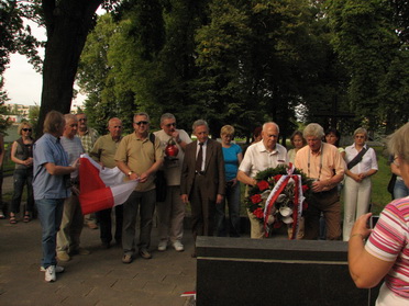 Nr 2 składamy wiązankę na cmentarzu żołnierzy polskich w Grodnie