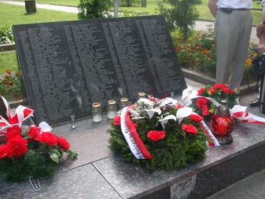 Nr 3 tablica z nazwiskami na cmentarzu żołnierzy polskich
