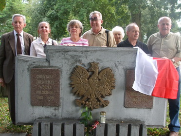 Nr 4 cmentarz onierzy polskich  orze ufundowany przez Rubie w 1998r.